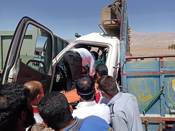 نجات جان سرنشین کامیونت 6 تن در محور زرند-کرمان(+تصاویر)