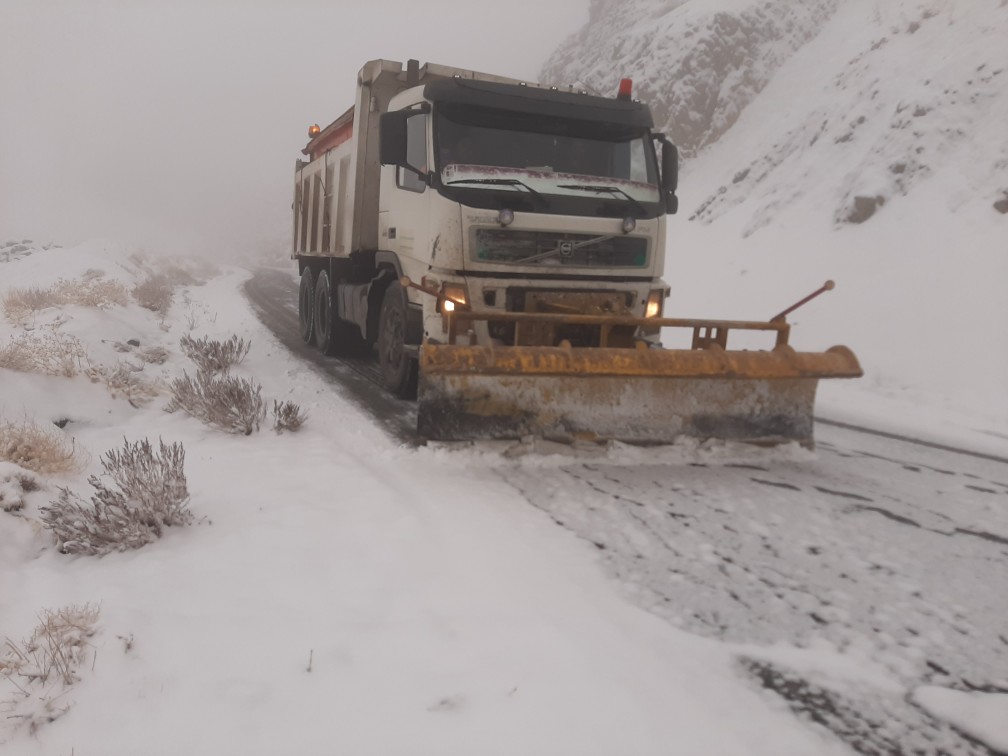 عملیات برف روبی و نمک پاشی گردنه حتکن زرند