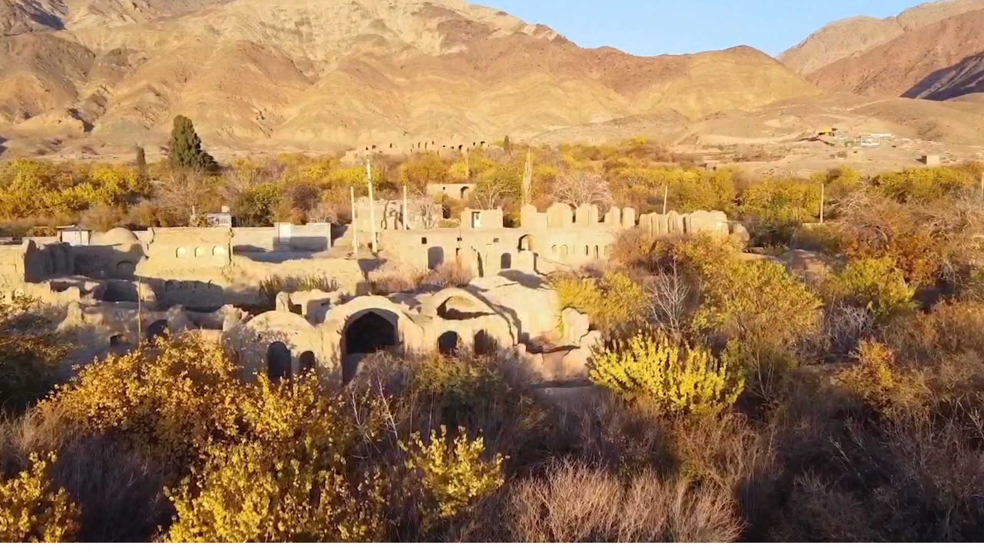 کلیپی زیبا از آخرین روزهای پاییزی در روستای بابتنگل زرند