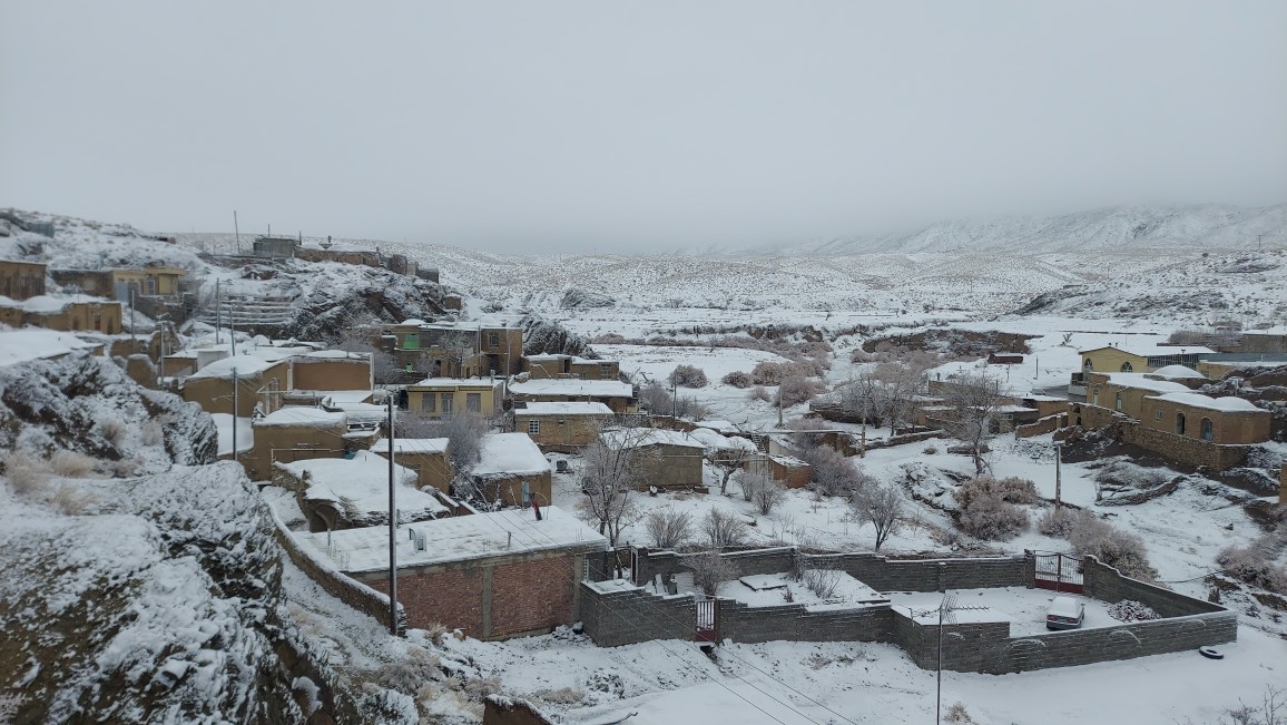 بارش برف در روستای هنجروئیه زرند