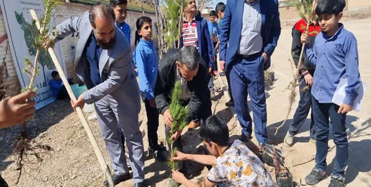 دانش‌ آموز زرندی هزینه تولدش را صرف نهالکاری در مدرسه کرد