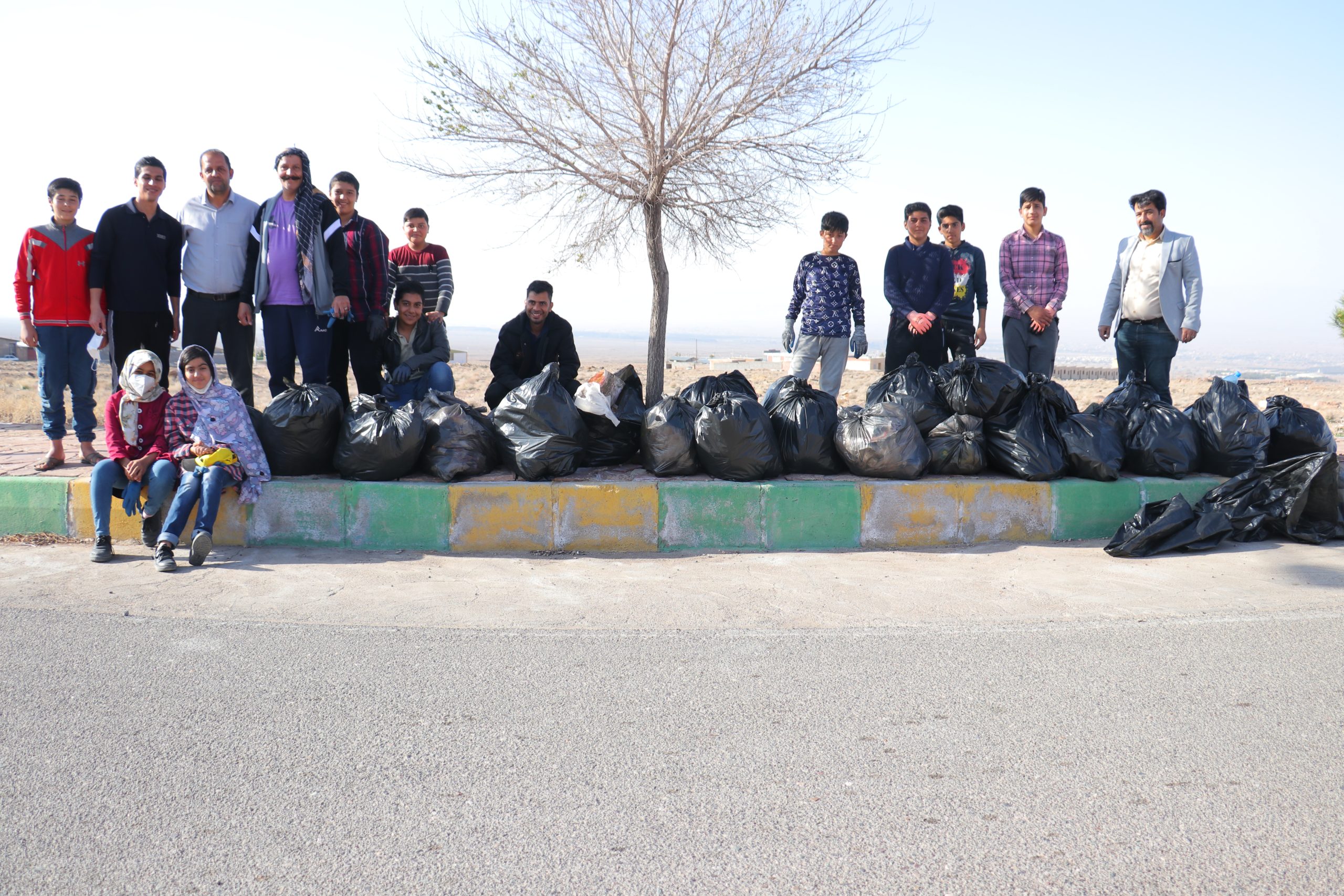 روستای سرباغ زرند توسط حامیان محیط زیست پاکسازی شد