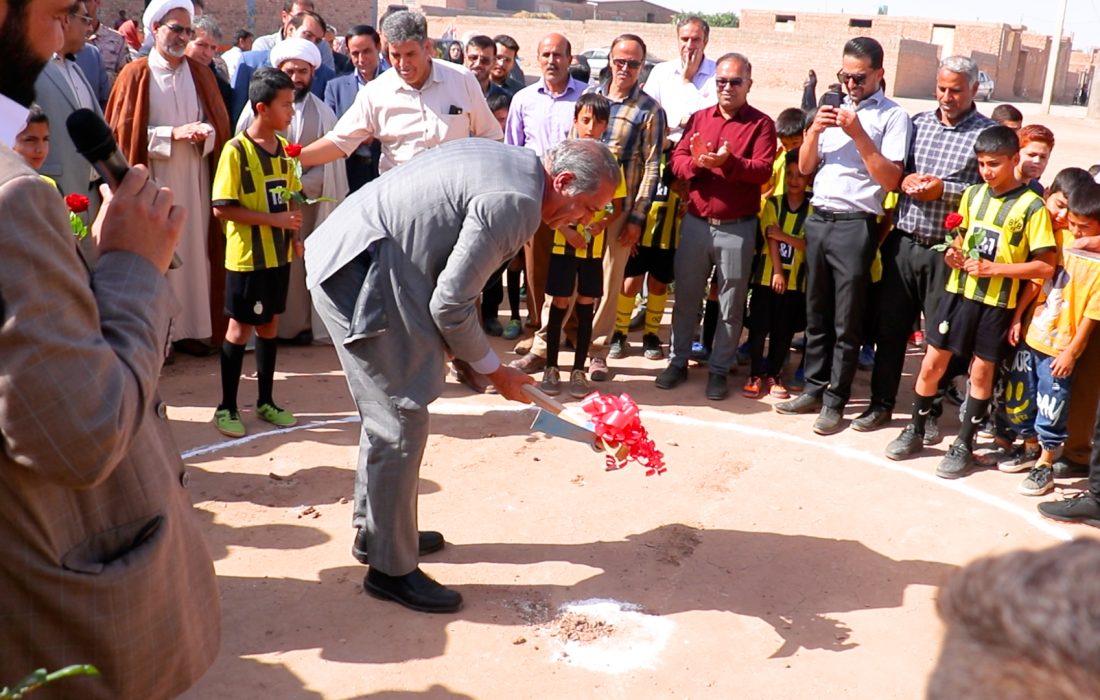 کلنگ زمین چمن مصنوعی روح آباد زرند به زمین زده شد