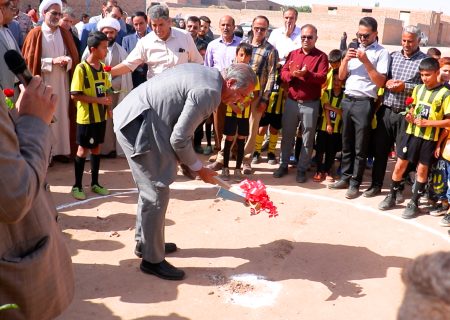 کلنگ زمین چمن مصنوعی روح آباد زرند به زمین زده شد