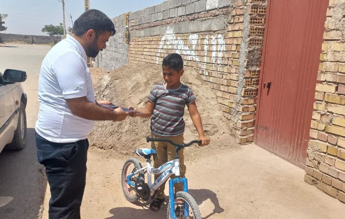 اهداء بسته های غدیر به دانش آموزان روستای ده ایرج زرند