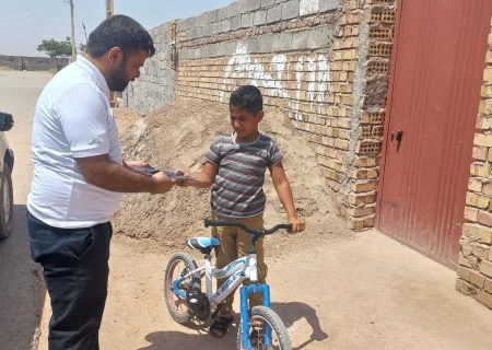 اهداء بسته های غدیر به دانش آموزان روستای ده ایرج زرند